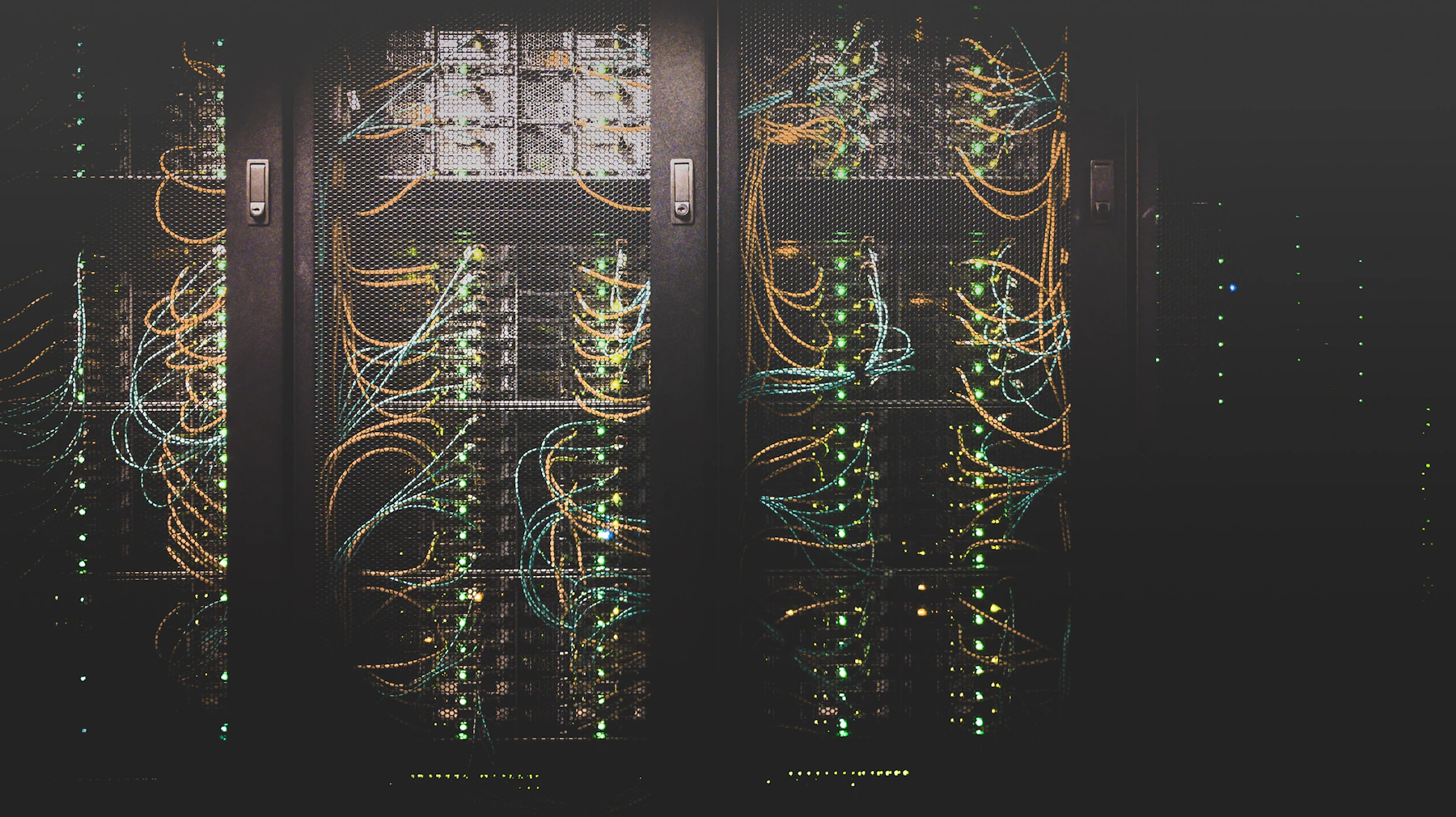 Corredor de um data center com fileiras de servidores e iluminação fria