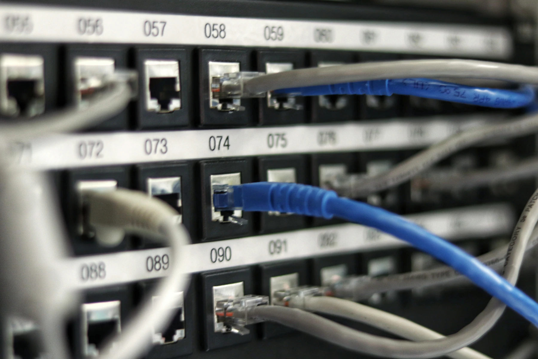 Sala técnica com painéis de rede e fibra óptica iluminados